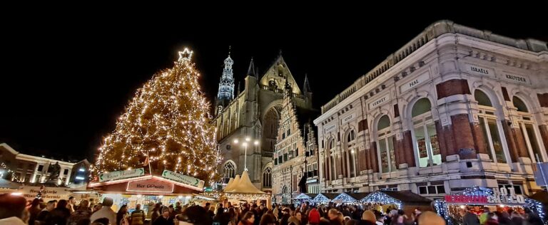Kerstmarkt in Haarlem in de avond met winterse sfeer