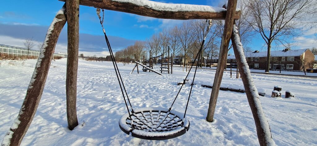 Schommel in de sneeuw in Rijsenhout, uitnodigend voor plezier en spelen