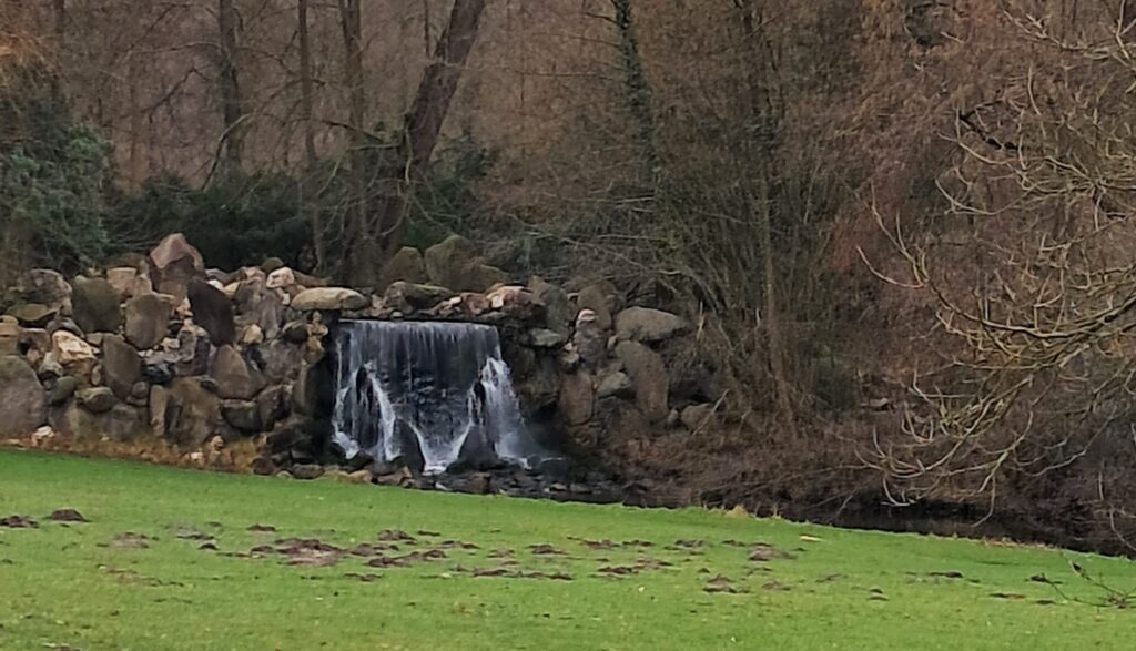 Waterval in Park Sonsbeek Arnhem als symbool voor ademhaling en rust