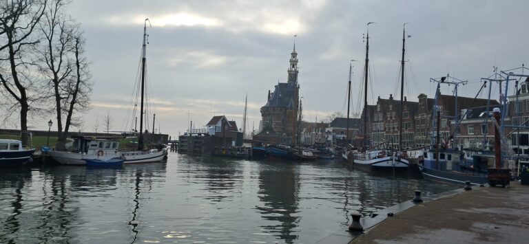 Uitzicht op de oude haven van Hoorn met boten en rustig water