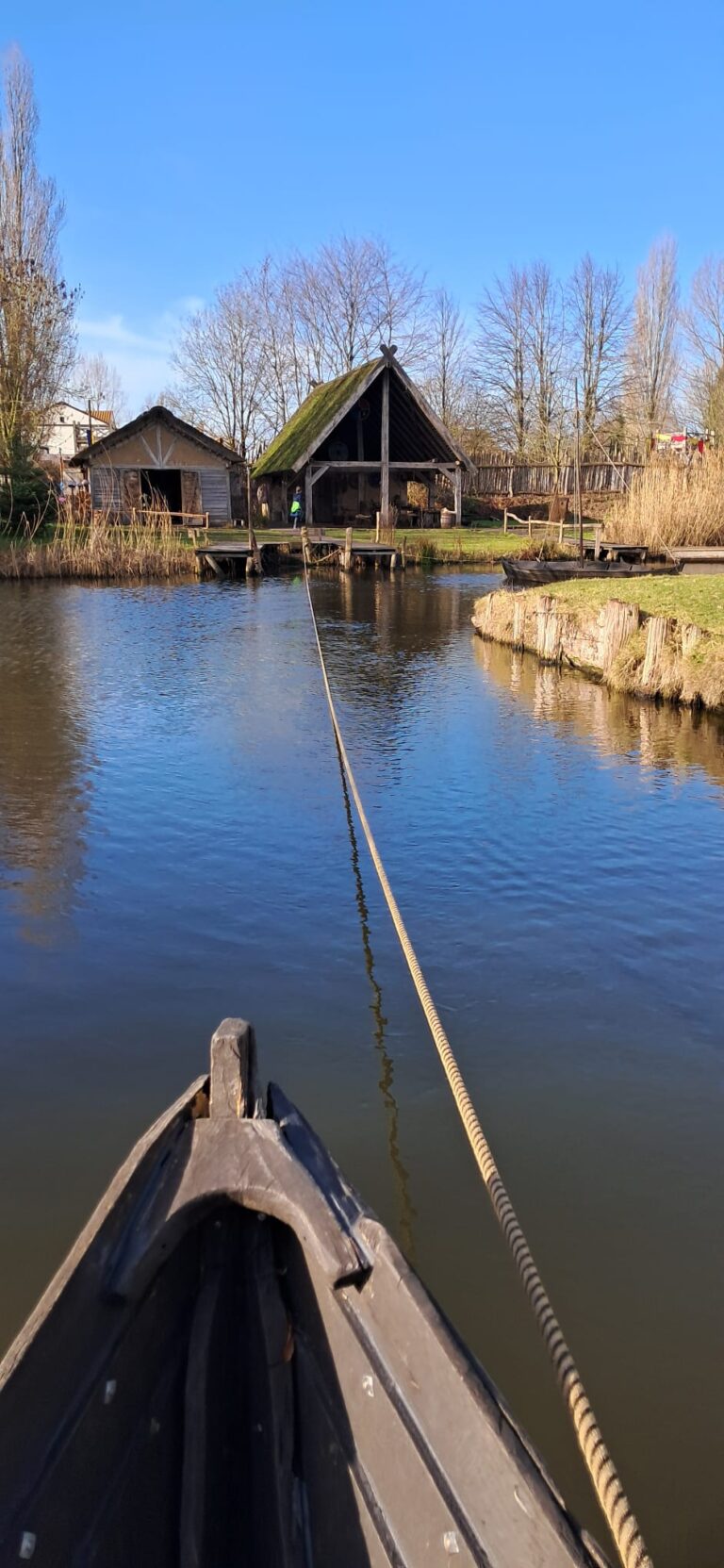 Houten boot in Archeon museum als symbool voor nieuwsgierig blijven en blijven leren