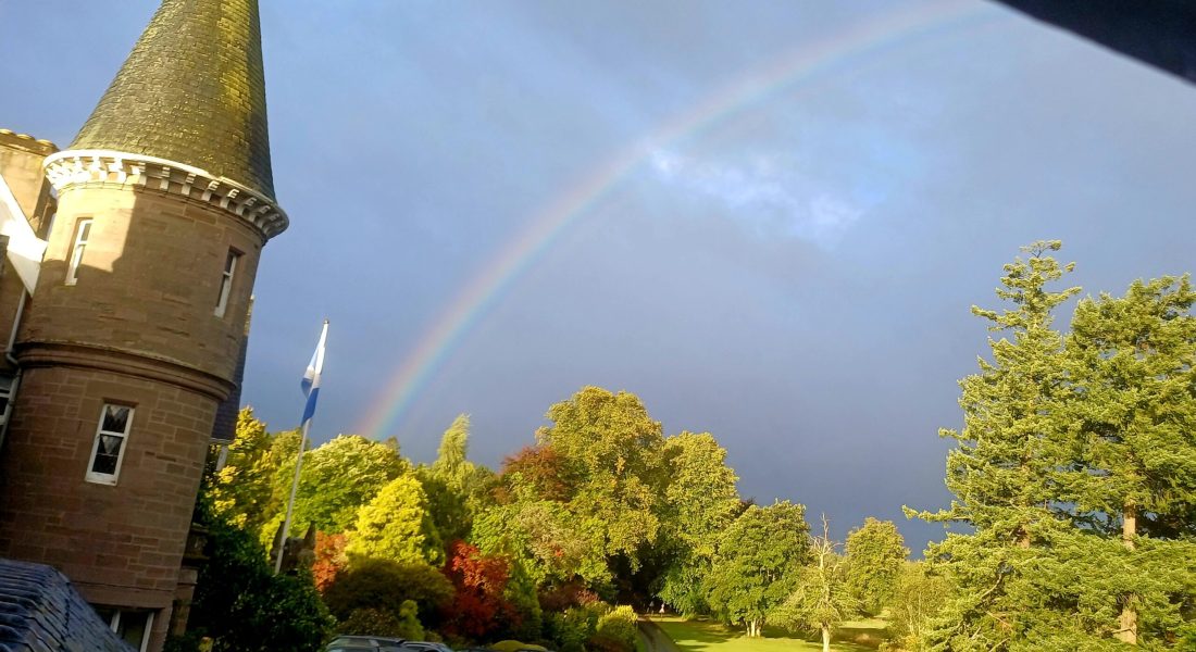 Uitzicht vanaf ons hotelkamer met regenboog in de Schotse natuur