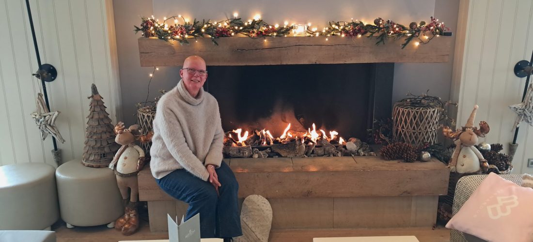 Bucketlistmoment bij de open haard in Breakers Noordwijk, een plek van warmte en verlangen.