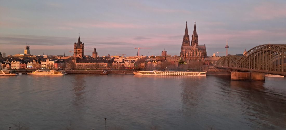 Uitzicht over Keulen en de Rijn bij zonsopkomst, gezien vanuit het hotel