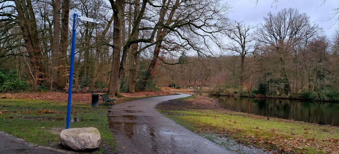 Wandelpad langs het water in Park Sonsbeek tijdens ademhalingsoefeningen