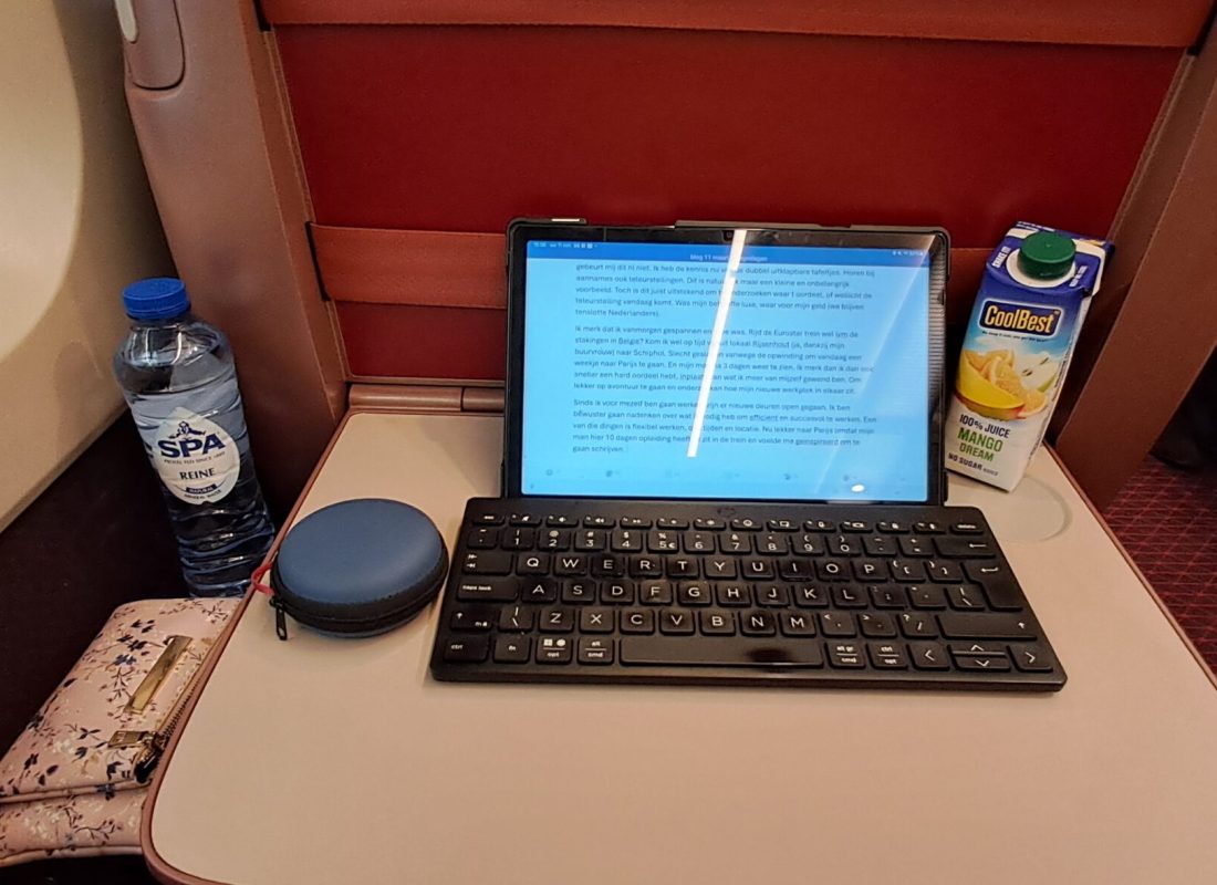 tablet met toetsenbord op tafeltje in de trein naar Parijs