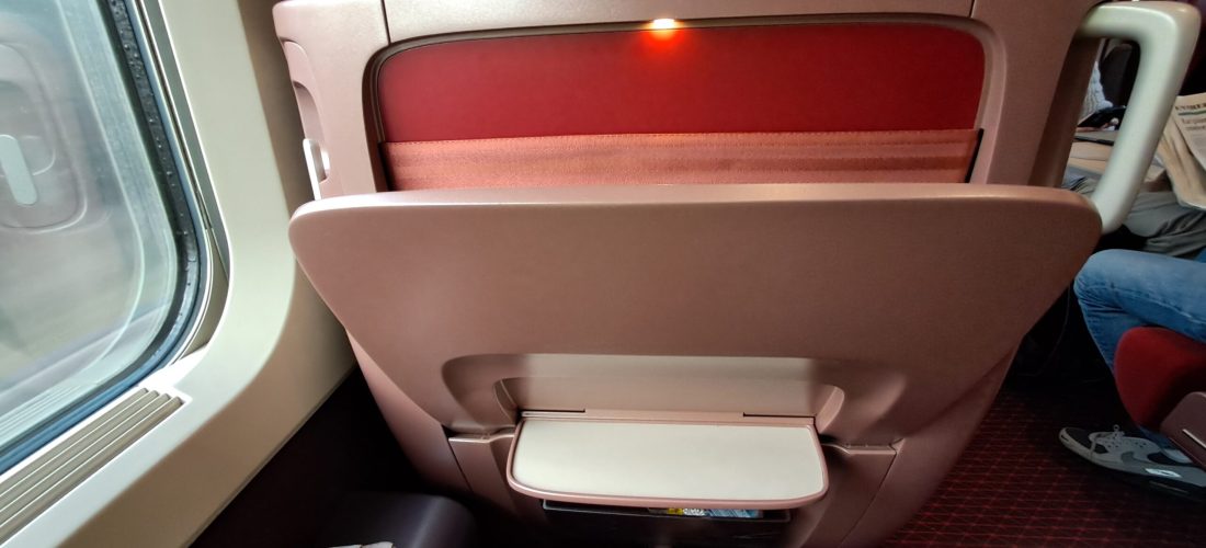 klein tafeltje in de trein dat te klein lijkt voor werken