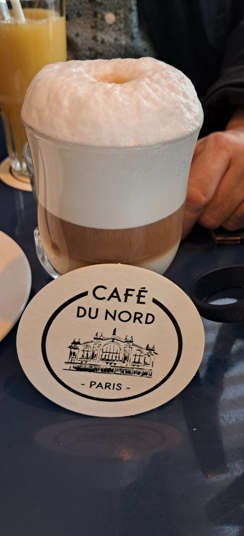 cappuccino in Parijs bij Café du Nord