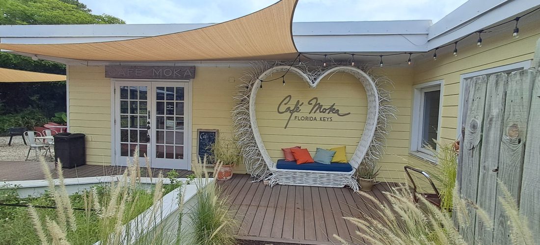 Genieten van koffie in de buitenlucht bij Café Moka in Islamorada, Florida Keys