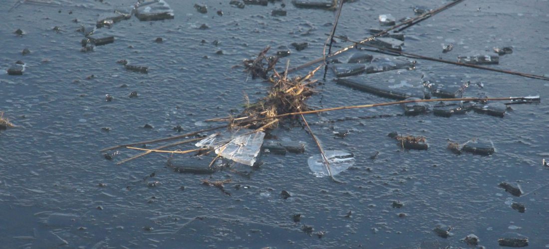 Gebroken ijs op winterwater, als symbool voor kwetsbaarheid, verlies en gemengde gevoelens in december.