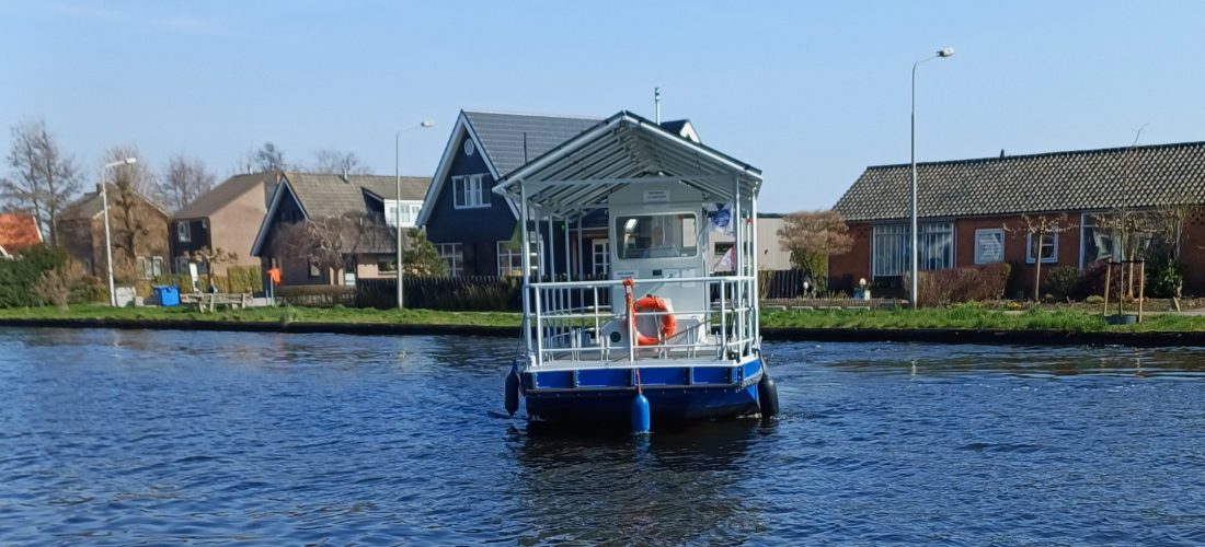 En dan het pontje bij ons om de hoek. Ik ben dol op pontjes, veerboten en sloepjes.