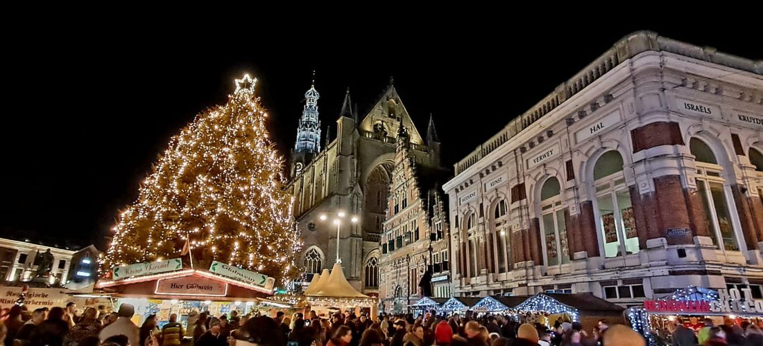 Kerstmarkt in Haarlem in de avond met winterse sfeer