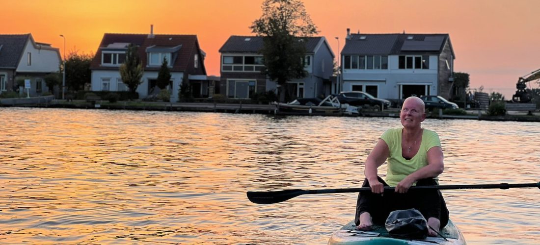Ik zit op mijn SUP op de Westeinderplassen tijdens een rustige zonsondergang