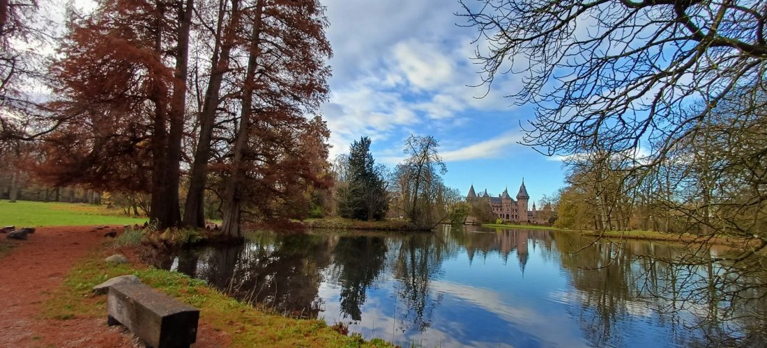 Kennismakingsgesprek wandelend in park Kasteel de Haar