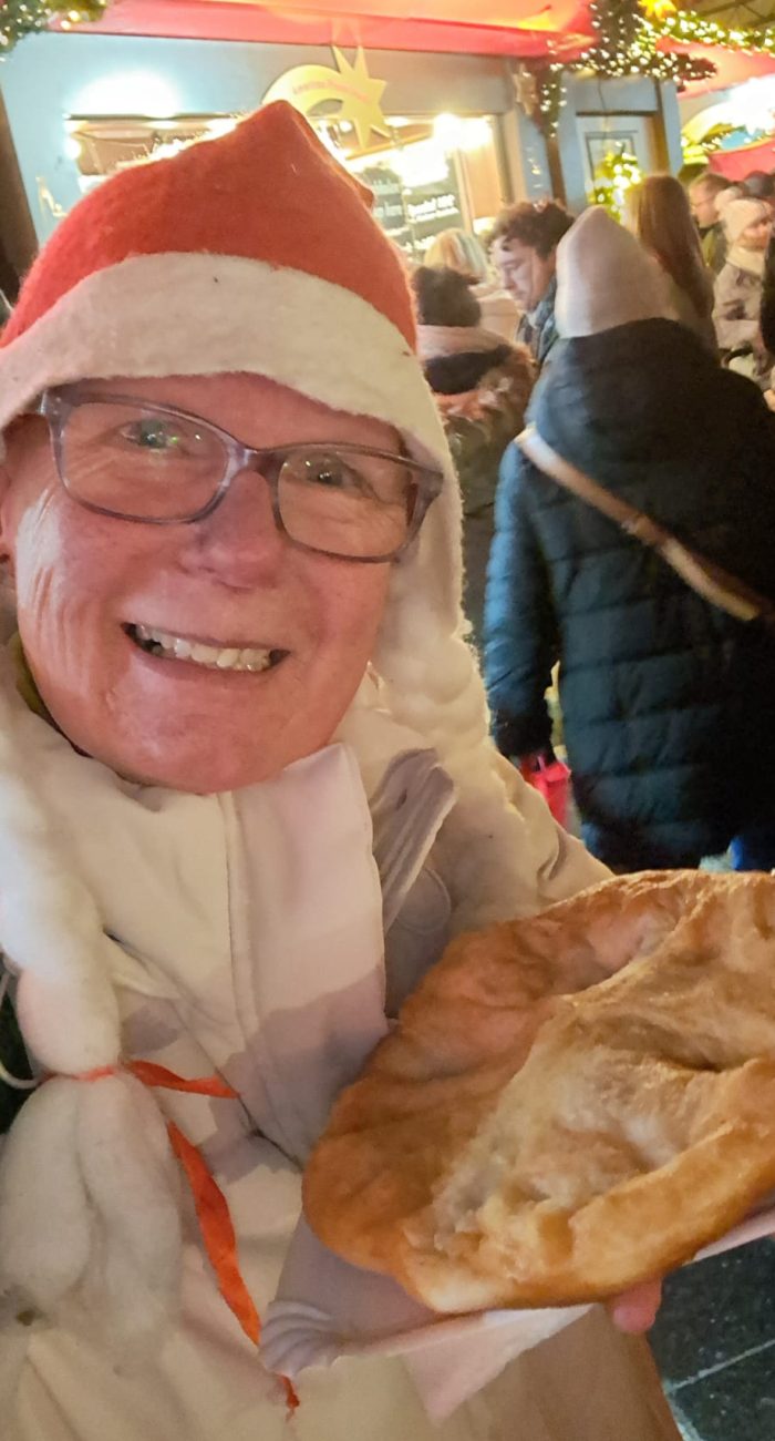 Genieten van Fánk, Hongaarse oliebol, op de kerstmarkt in Keulen