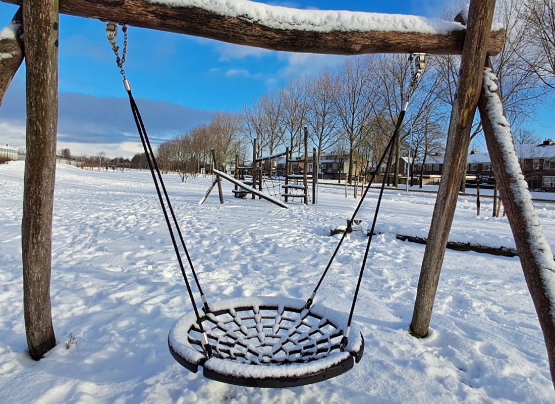 Schommel in de sneeuw in Rijsenhout, uitnodigend voor plezier en spelen