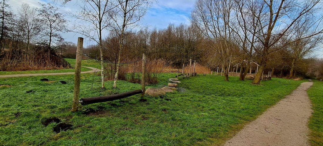 Rustig wandelpad in de natuur als symbool voor balans en blijven zorgen voor jezelf