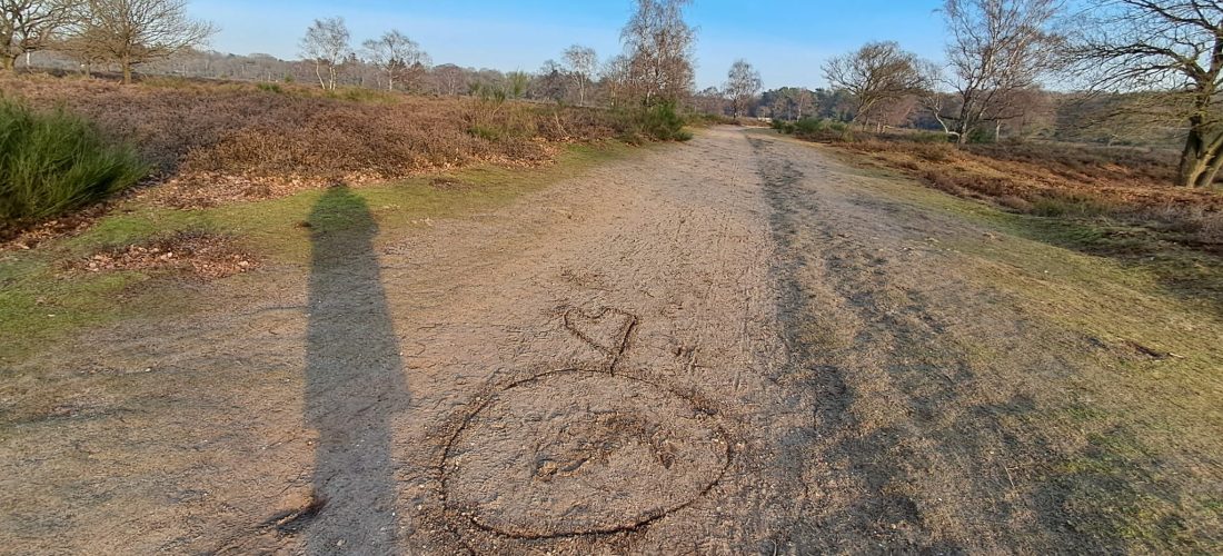 Natuurpad met hartje in het zand, symbool voor jezelf een compliment geven