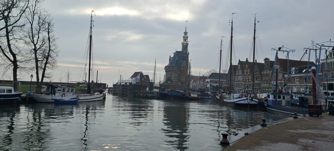 Uitzicht op de oude haven van Hoorn met boten en rustig water