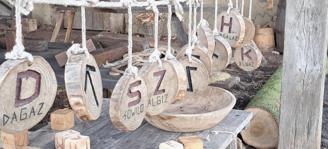 Houten letters en blokjes in het Archeon, symbool voor spelend leren en ontdekken