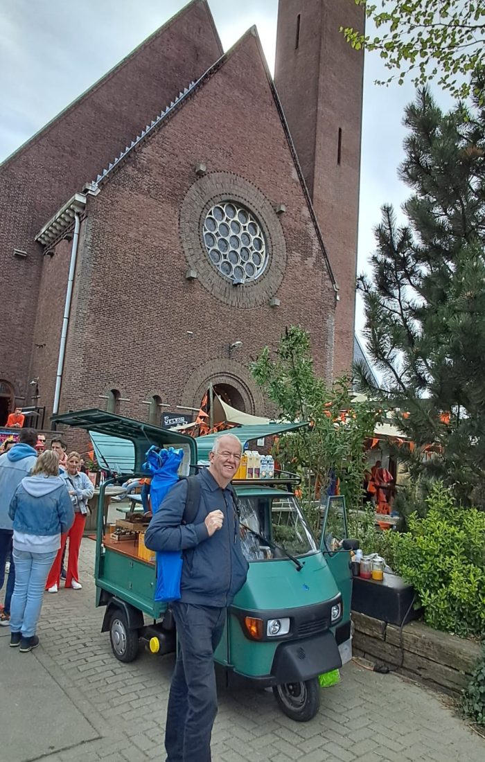 Koningsdag in Amstelveen: van vrijmarkt naar ontspannen sfeer bij de Anna Kerk