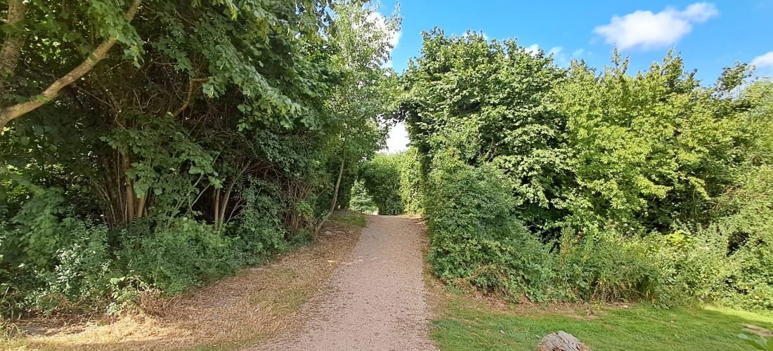 Beschut wandelpad dat uitnodigt tot rust